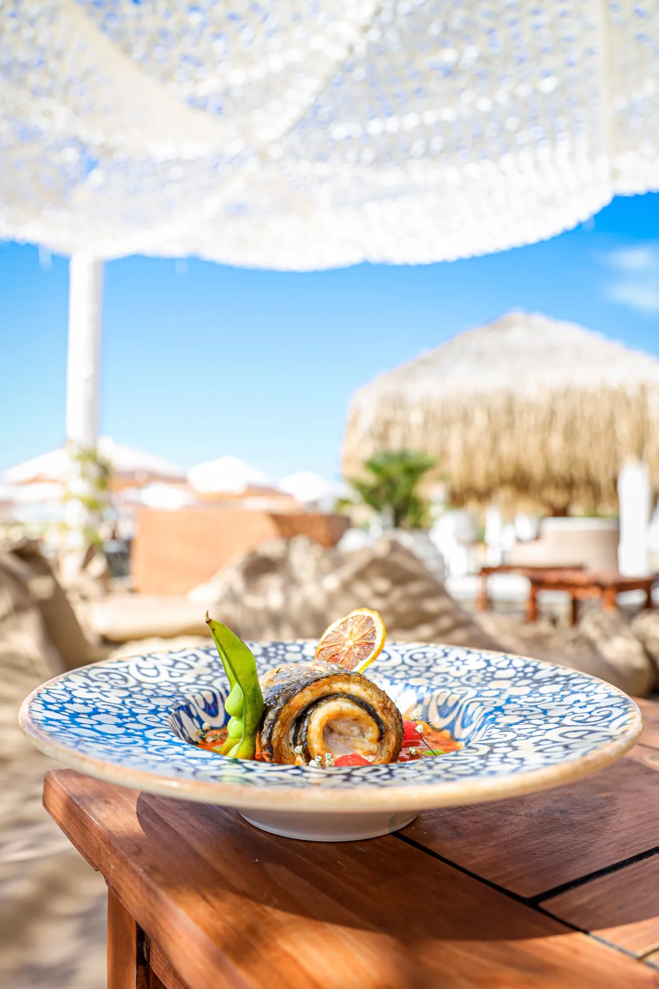 Rollo de pescado a la parrilla servido frente al mar