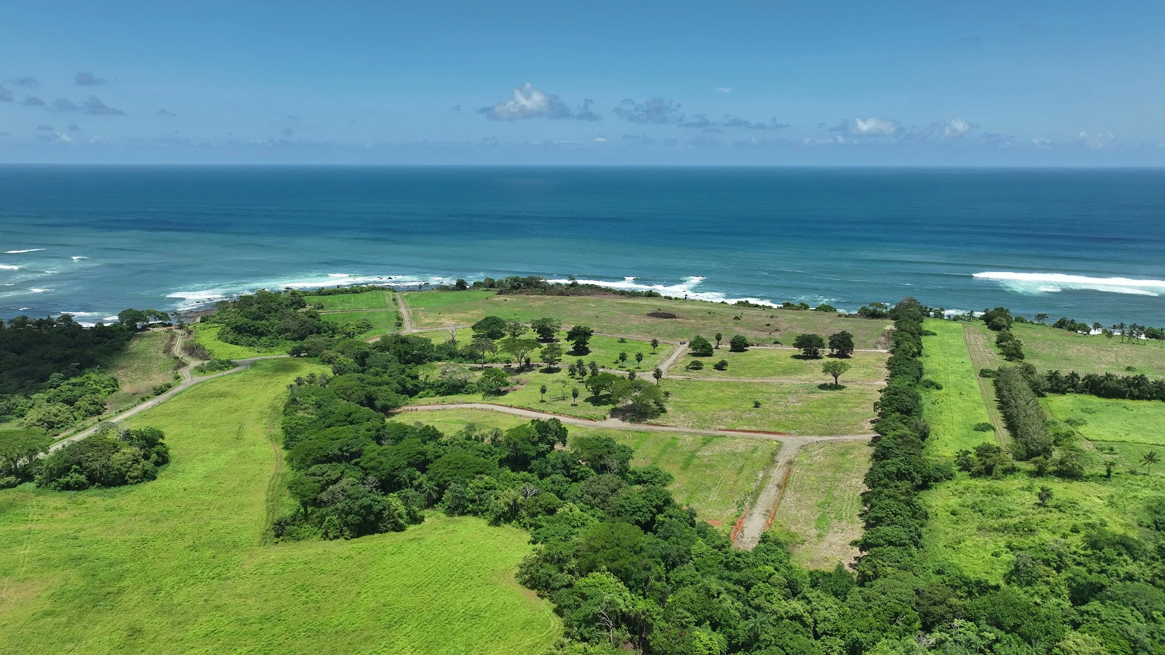 Vista aérea del terreno costero de MITO'S en Pedasí, con el Pacífico al fondo