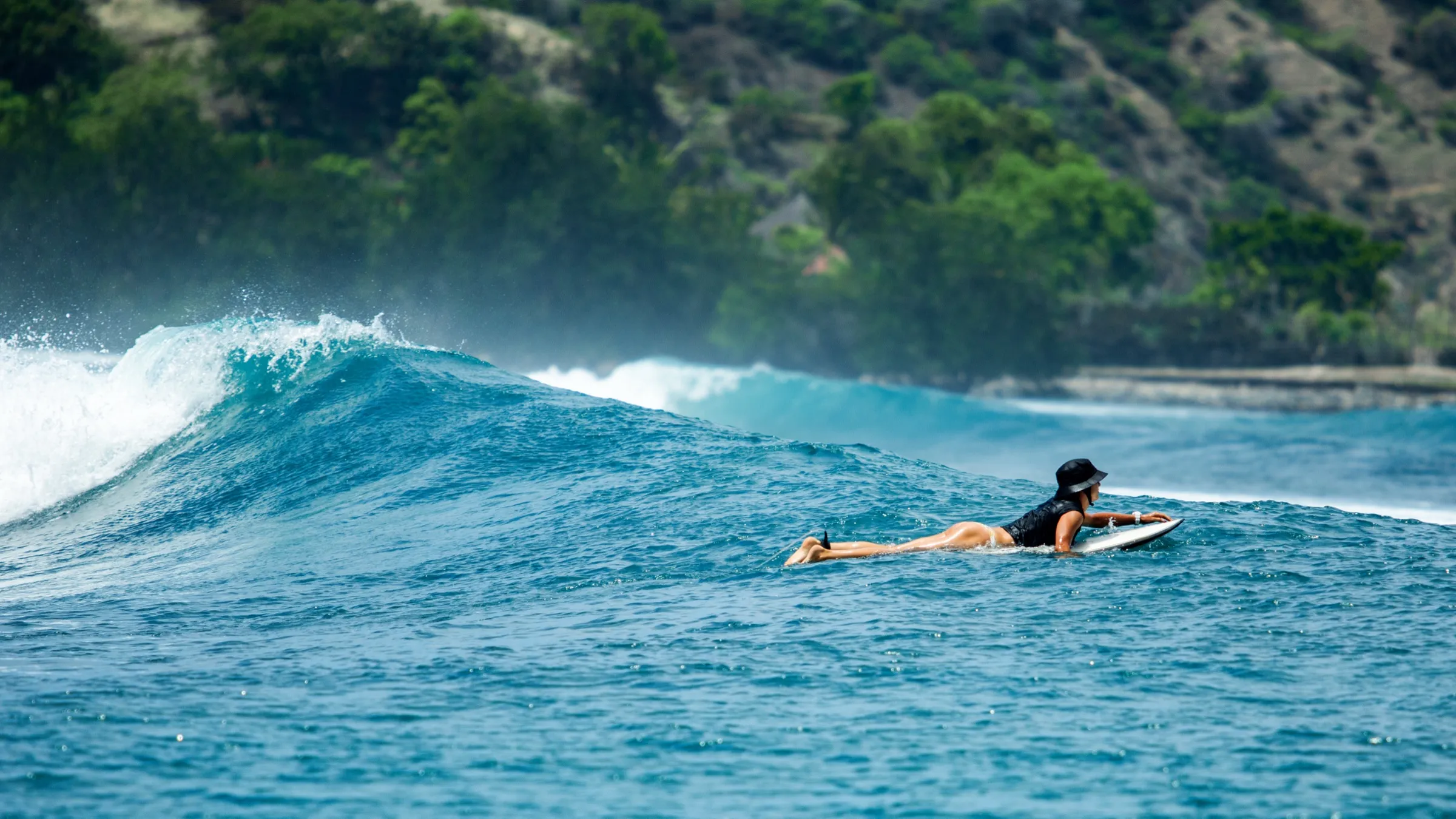 Surfista remando hacia una ola frente a la costa de Azuero, cerca de Playa Venao